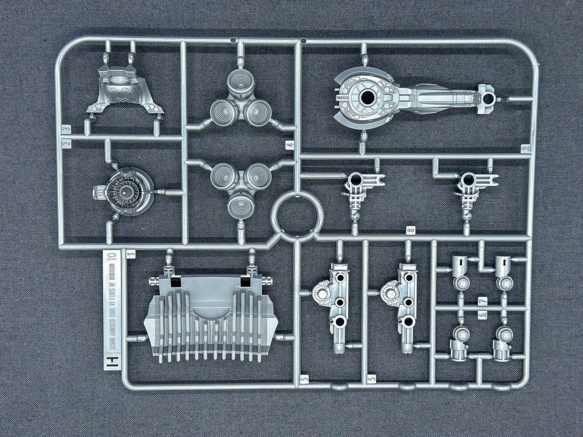 Hランナーは腕部や脚部のフレームパーツを構成します。