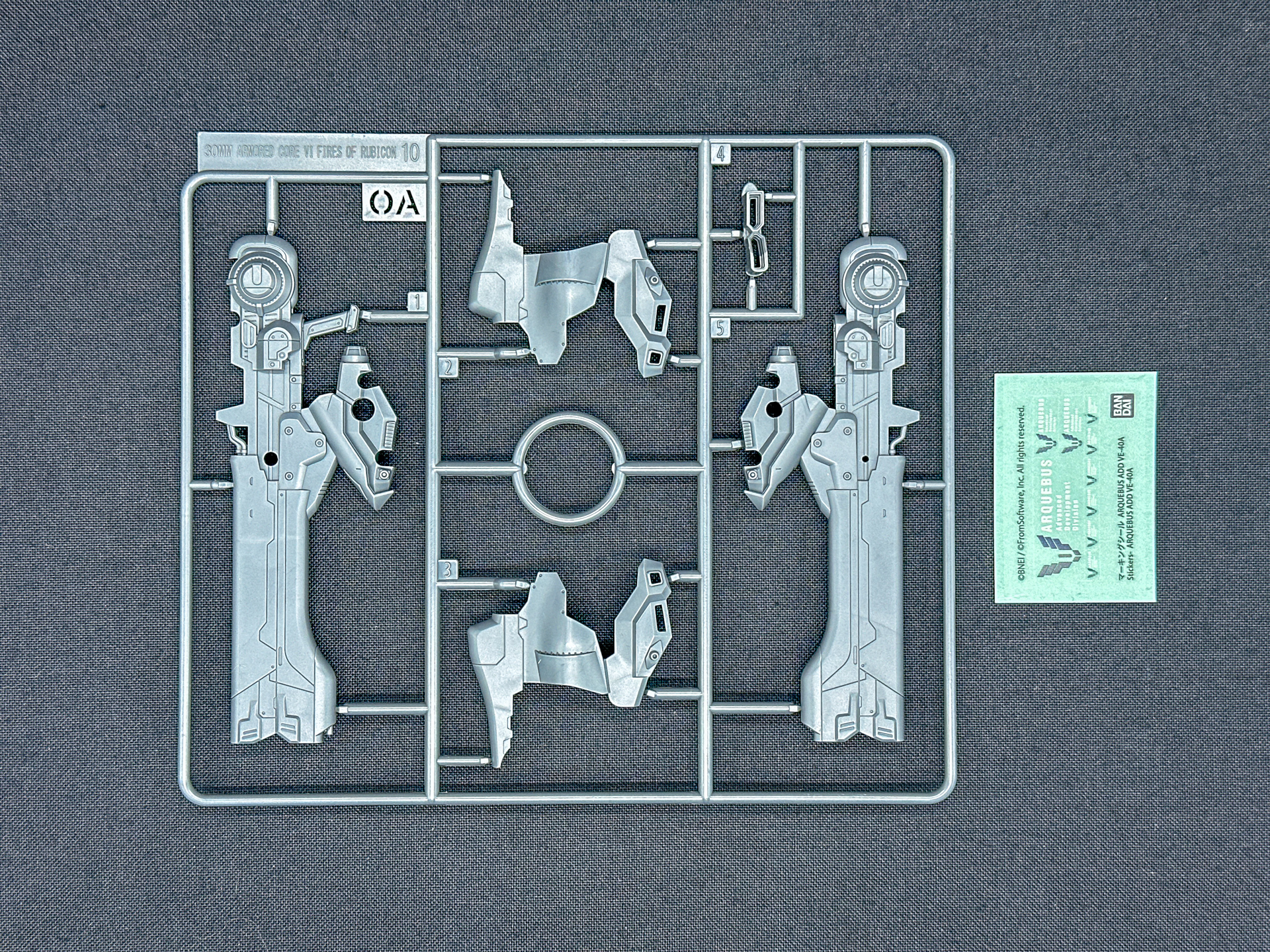OAランナーは本キット唯一の武器であるレーザーライフルを構成します。
