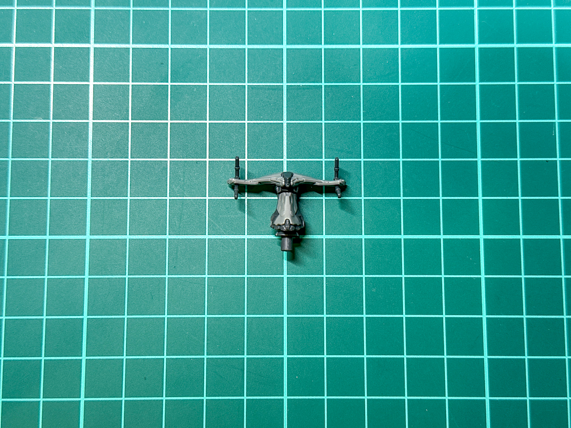 完成した頭部パーツは上部がボールジョイントで自由に可動します。