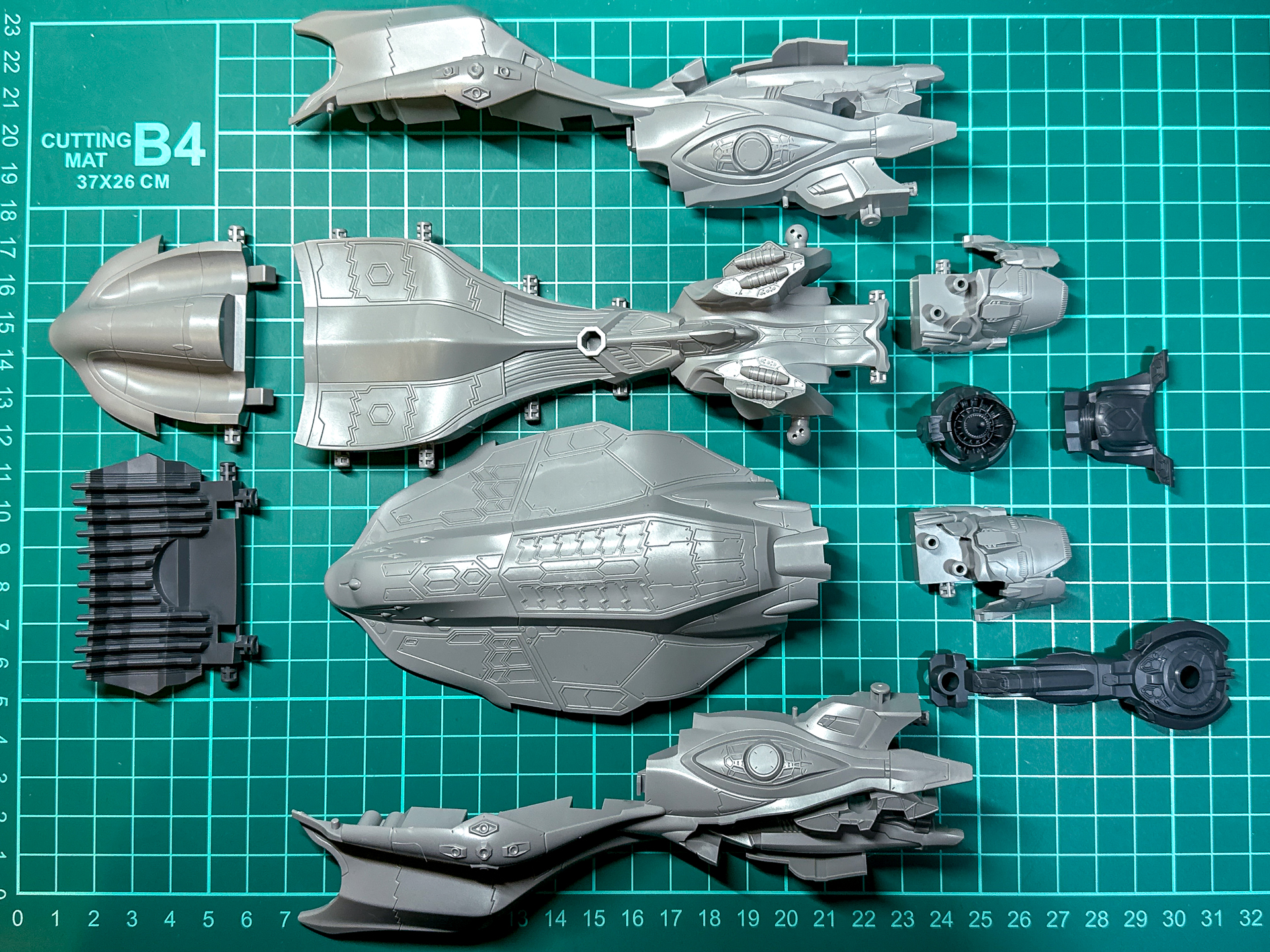 組み立て前の脚部本体。本キットにおいて最も大型のパーツを組み合わせていきます。