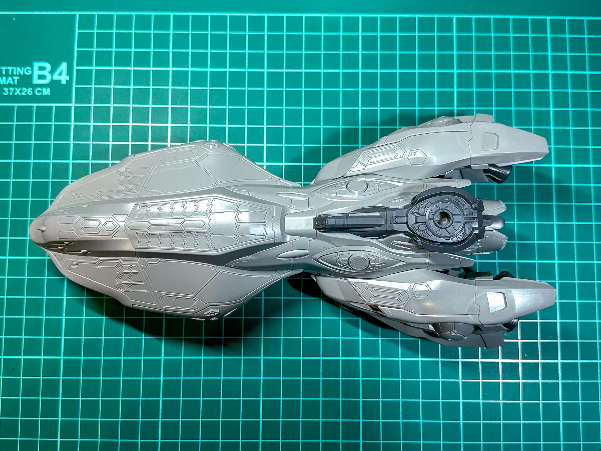 組み立てが完了した脚部パーツ。前後に長い船舶を思わせるデザインです。