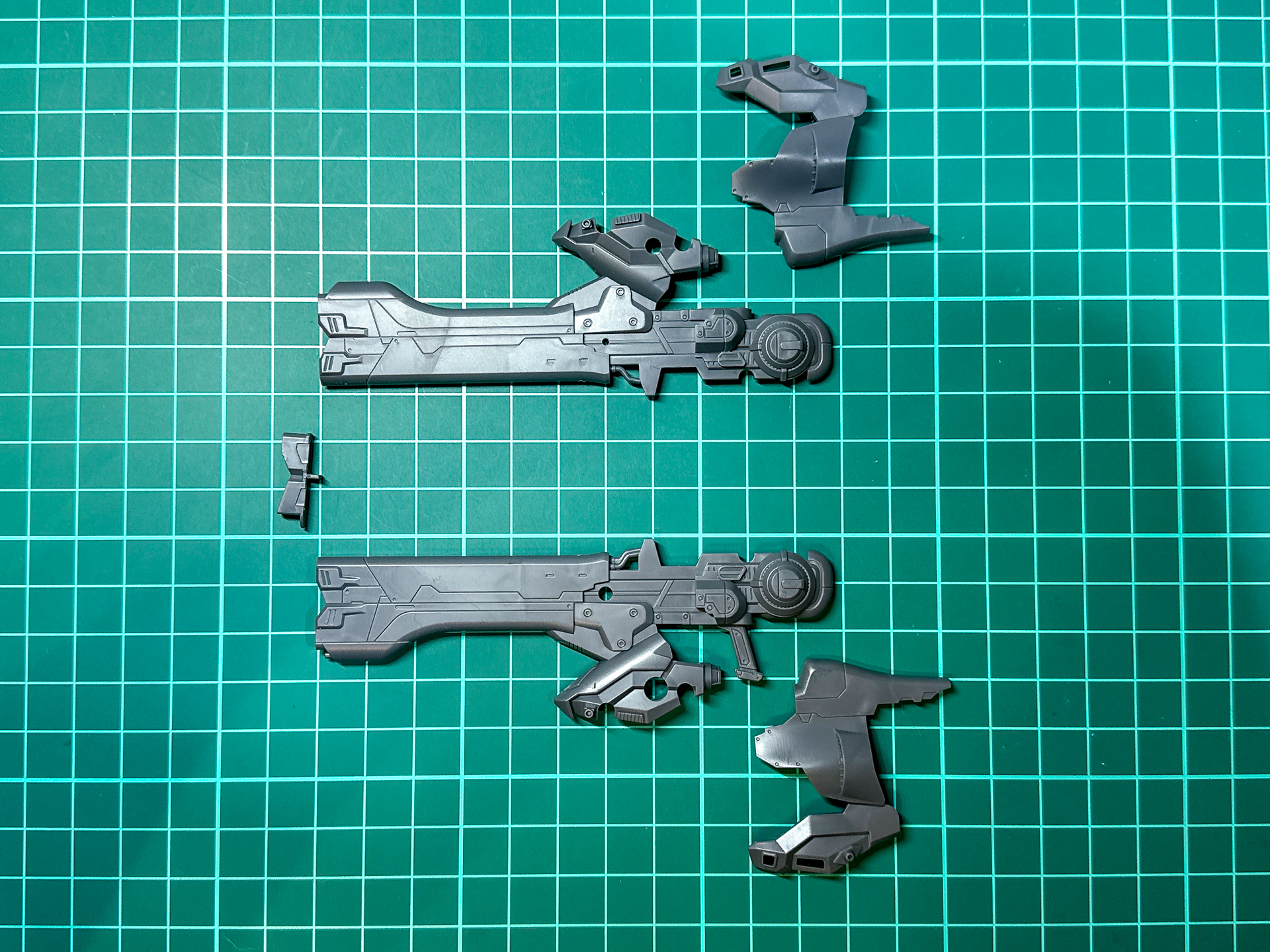 パーツ状態でのレーザーライフル。これまでに発売された腕部武器の中でも比較的大型の武器となります。