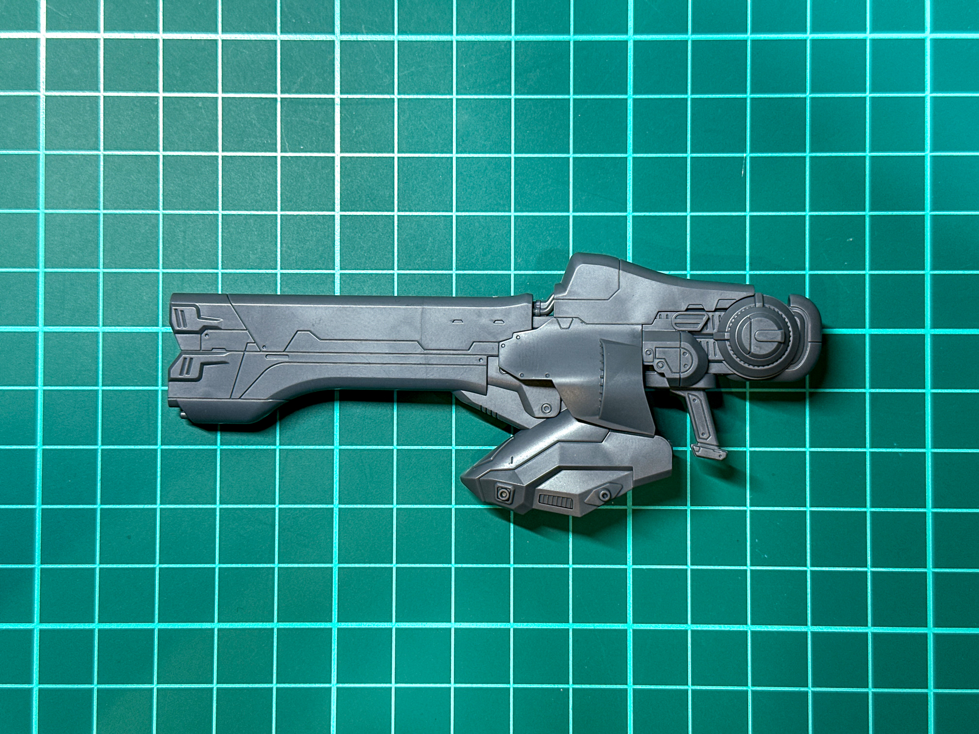 組み立てが完了したレーザーライフル。別売りの「ウェポンハンガー」に懸架可能となります。