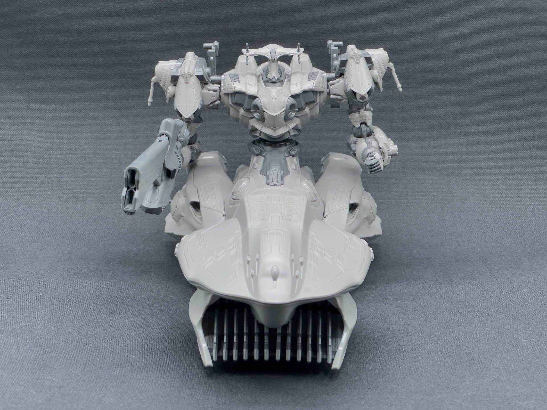 正面は脚部パーツのボリュームが特徴的です。