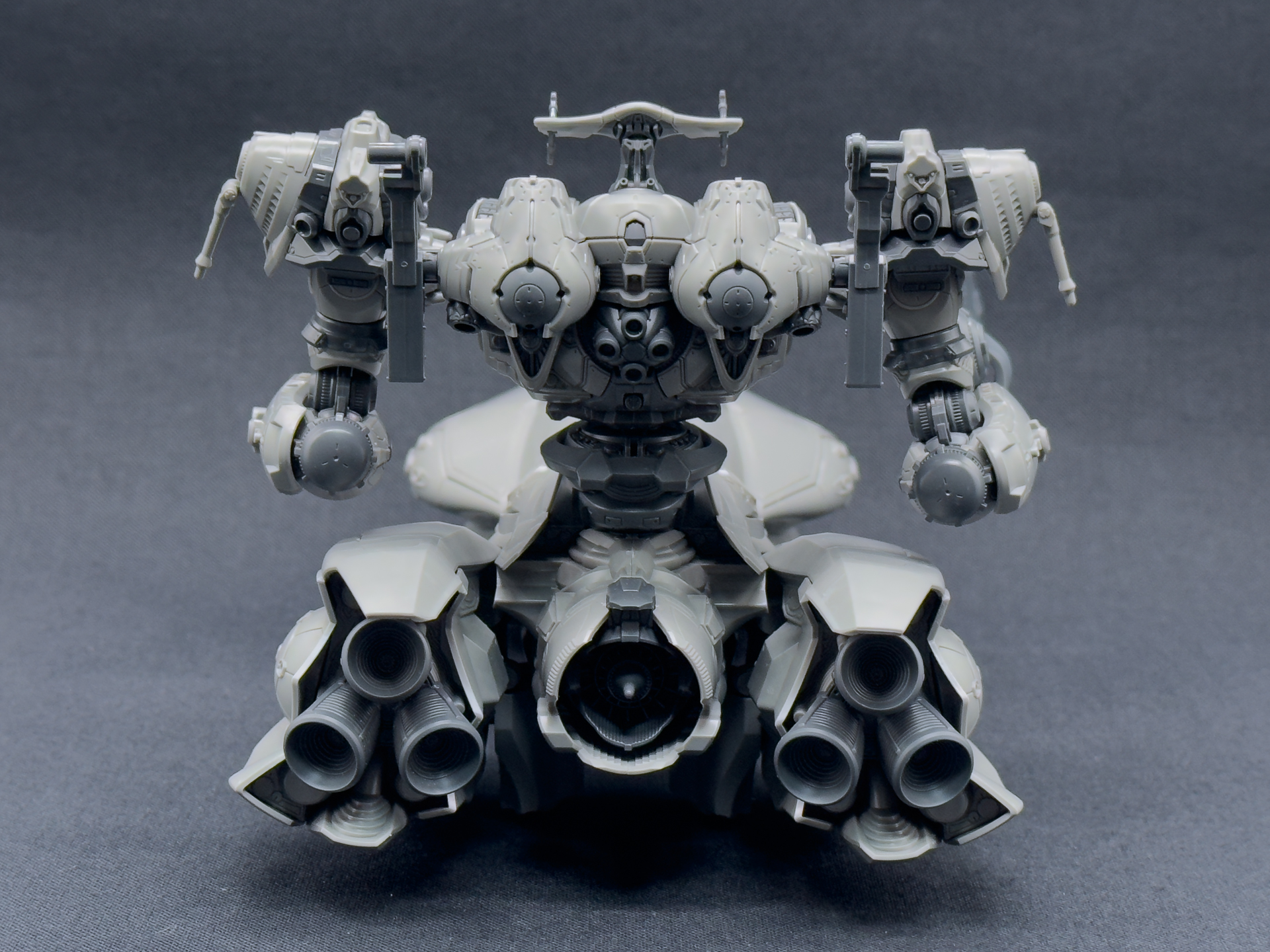 背面には迫力ある大型ブースタ7機が確認できます。タンク型の脚部はブースタを内蔵しているためコアパーツにはブースタを取り付けません。