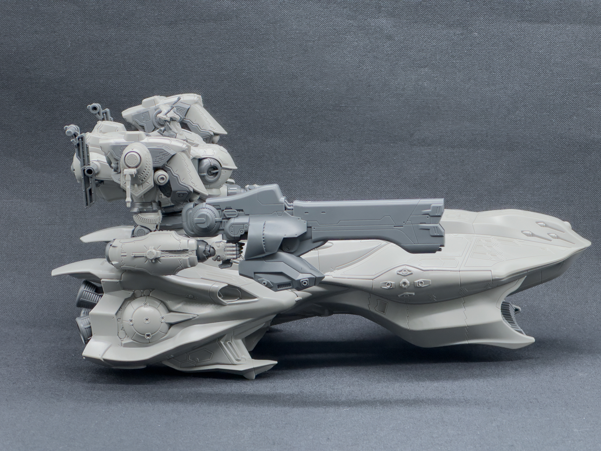 腕部武器のレーザーライフルは双身式で高威力の「VE-66LRB」です。タンク型の脚部に見合った迫力があります。