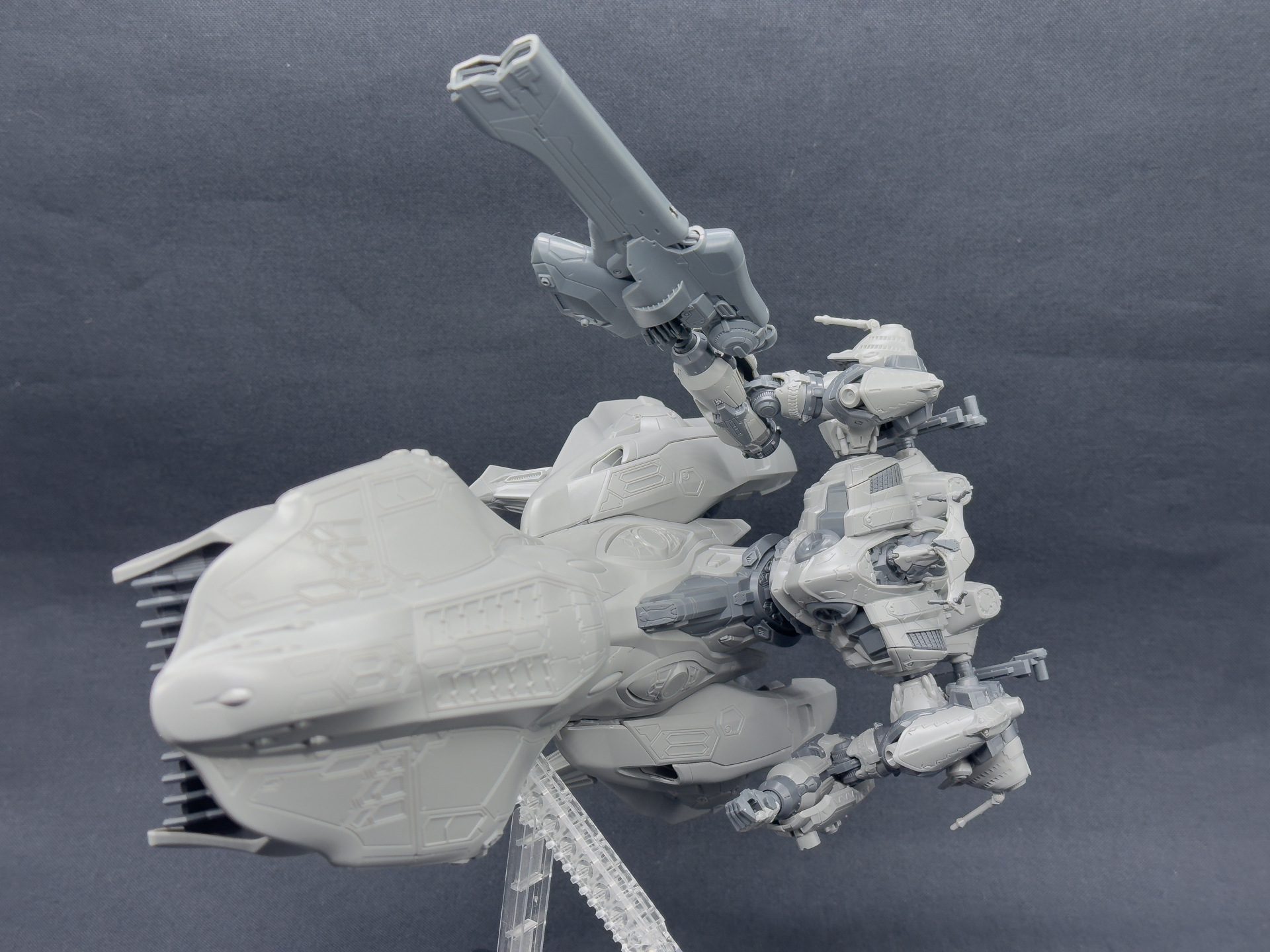 アクションベースに対応しており機体を真横に向けるようなポージングもできます。