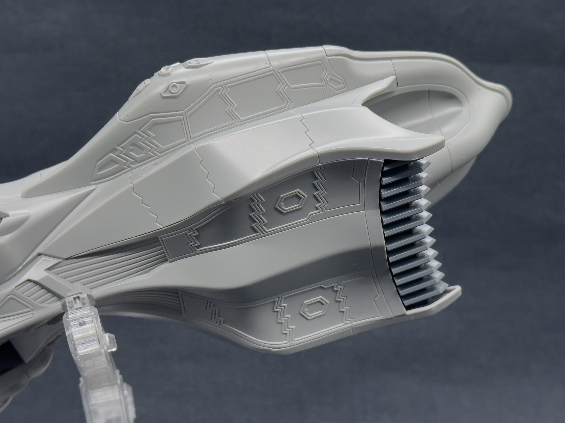 脚部パーツのモールドは昨今のステルス戦闘機に採用されているパネルラインに近いものとなっています。