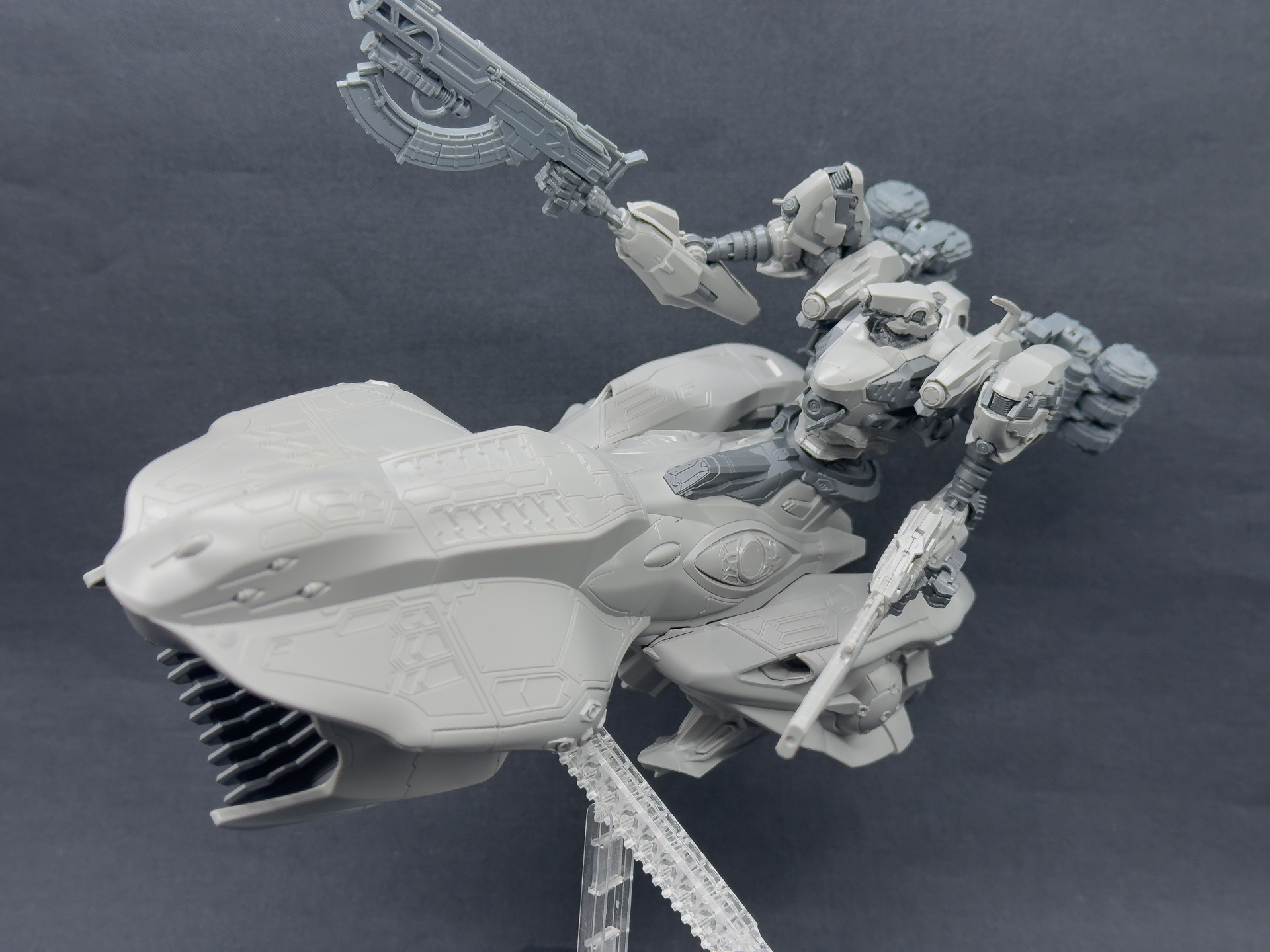 「CC-2000 ORBITER」も「ADD VE-40A」と同じく量産機としてのラインナップなので、パーツは同じ成型色が採用されておりカスタマイズしても違和感がありません。