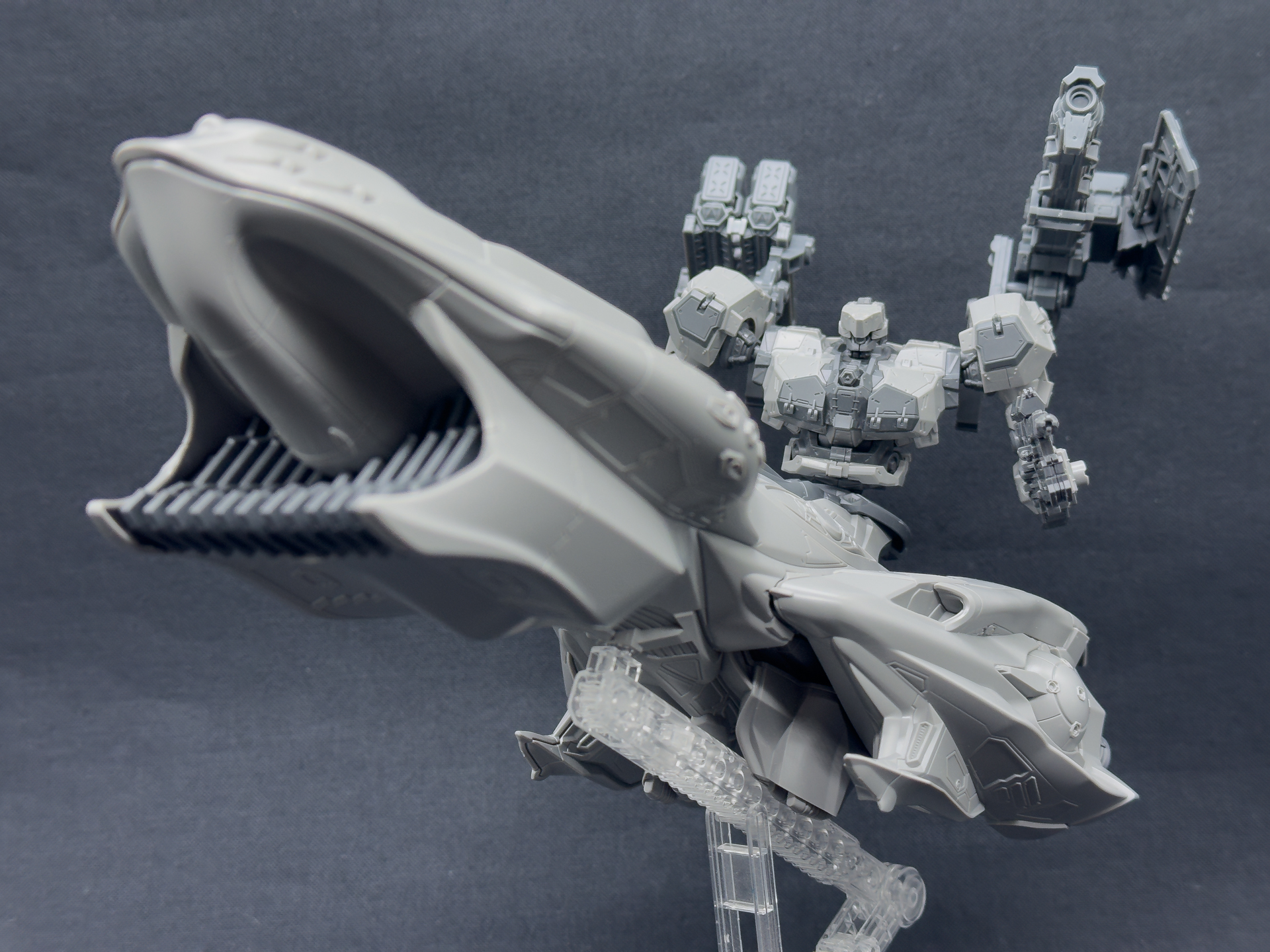 脚部パーツとコアパーツの接続はボールジョイントなので自由な角度でポージングできます。