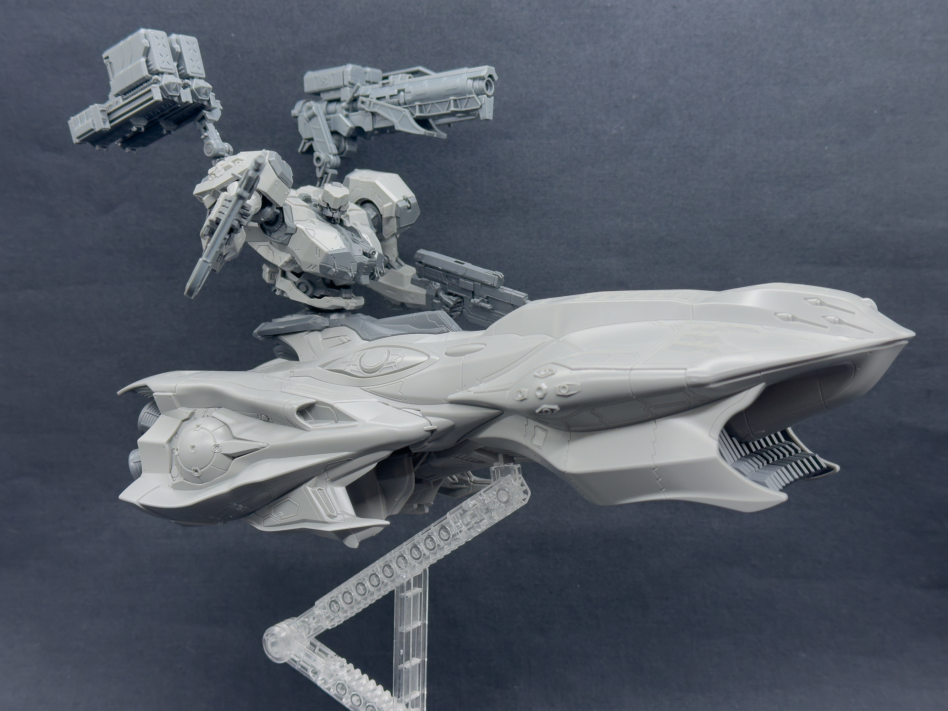 タンク型脚部はサイズが大きいため射撃武器がよく似合います。