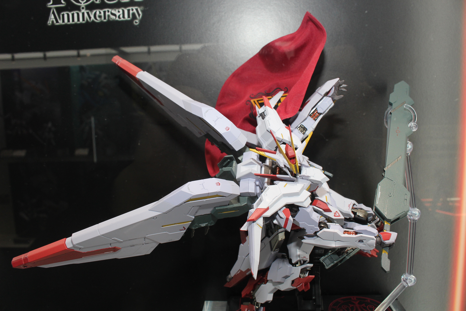 巨大なバインダーは悪魔マルコシアスの翼のようだ