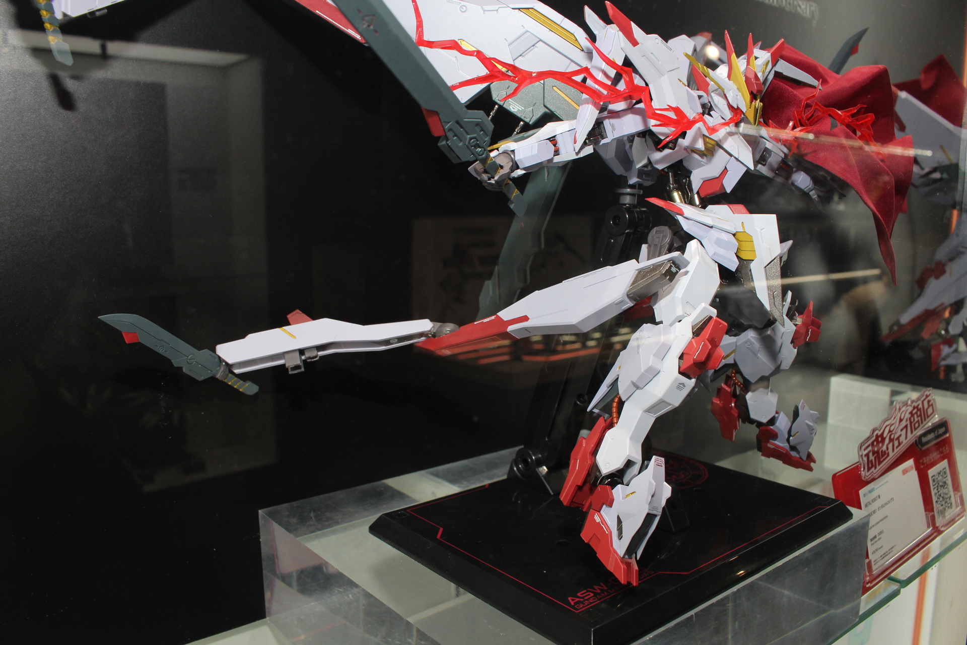 バインダーに収納された隠し腕。この腰部バインダーは先端のレールガンの銃口にも開閉ギミックがある