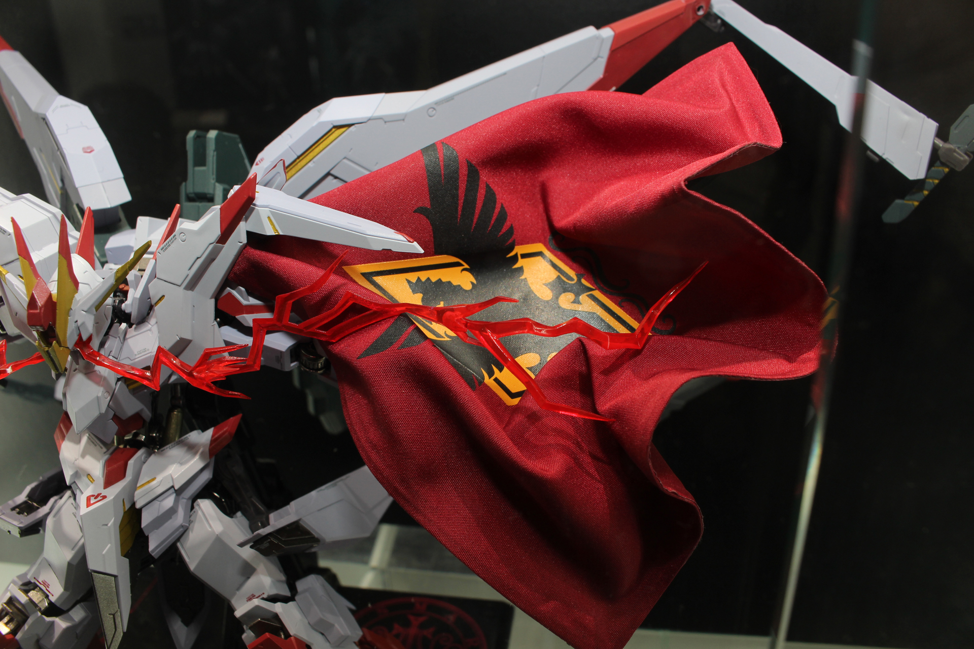 バクラザン家の紋章が入った布製マント。ワイヤー入りで自由に形を付けられる仕様だ