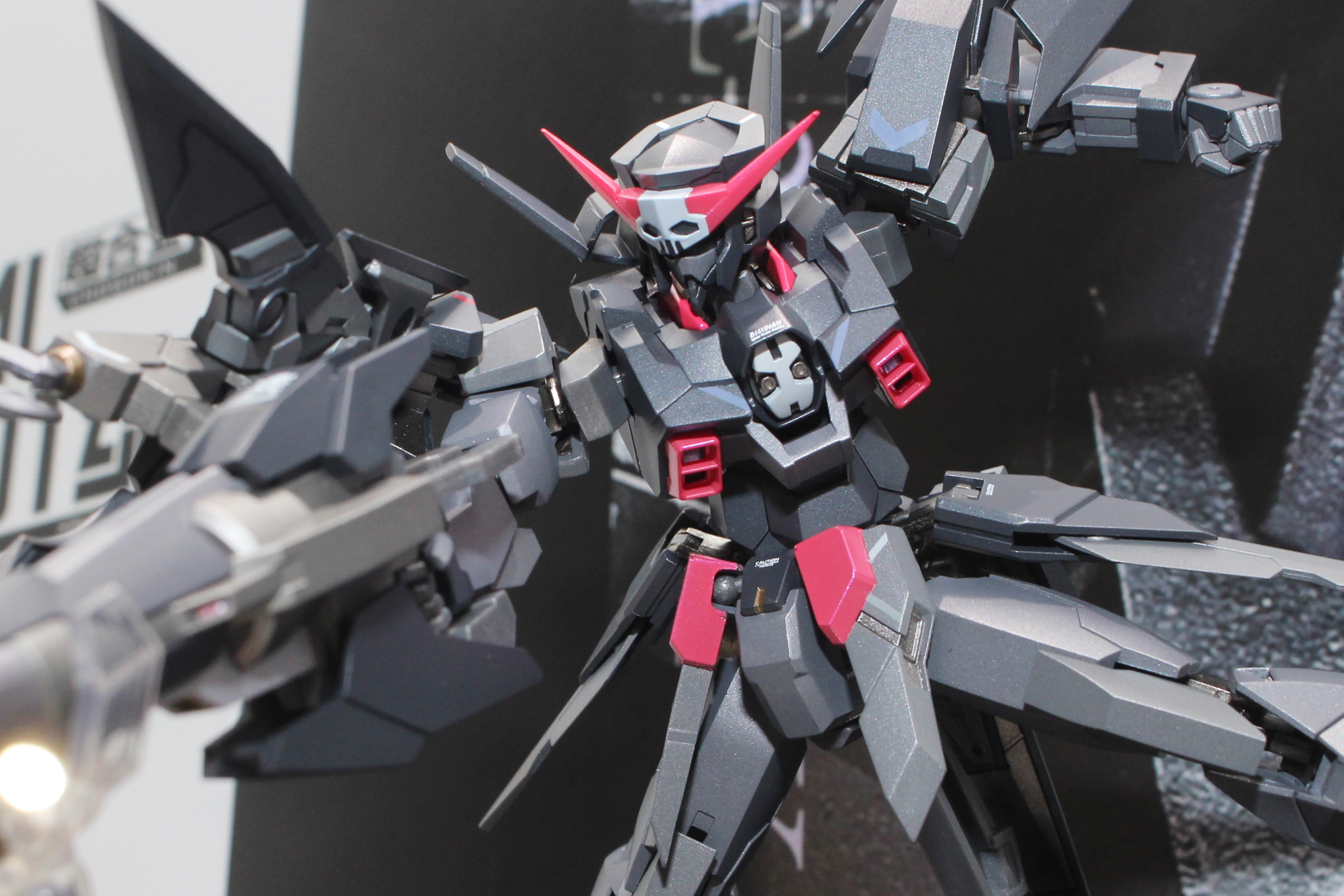 海賊のような意匠や武器を備えたガンダムAGE-2