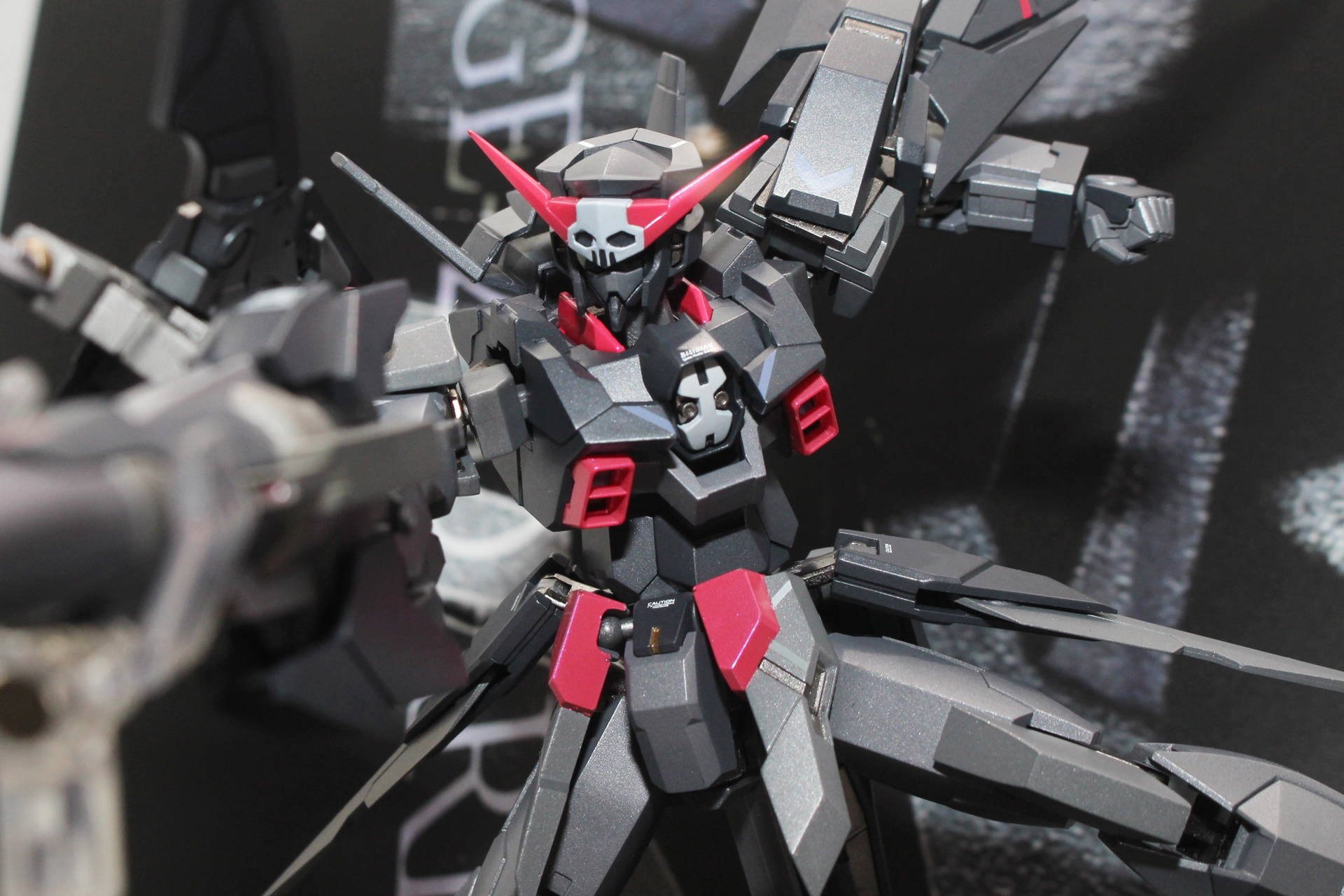 ガンダムAGE-2 の額は隠されドクロのような形のアンテナが付けられている