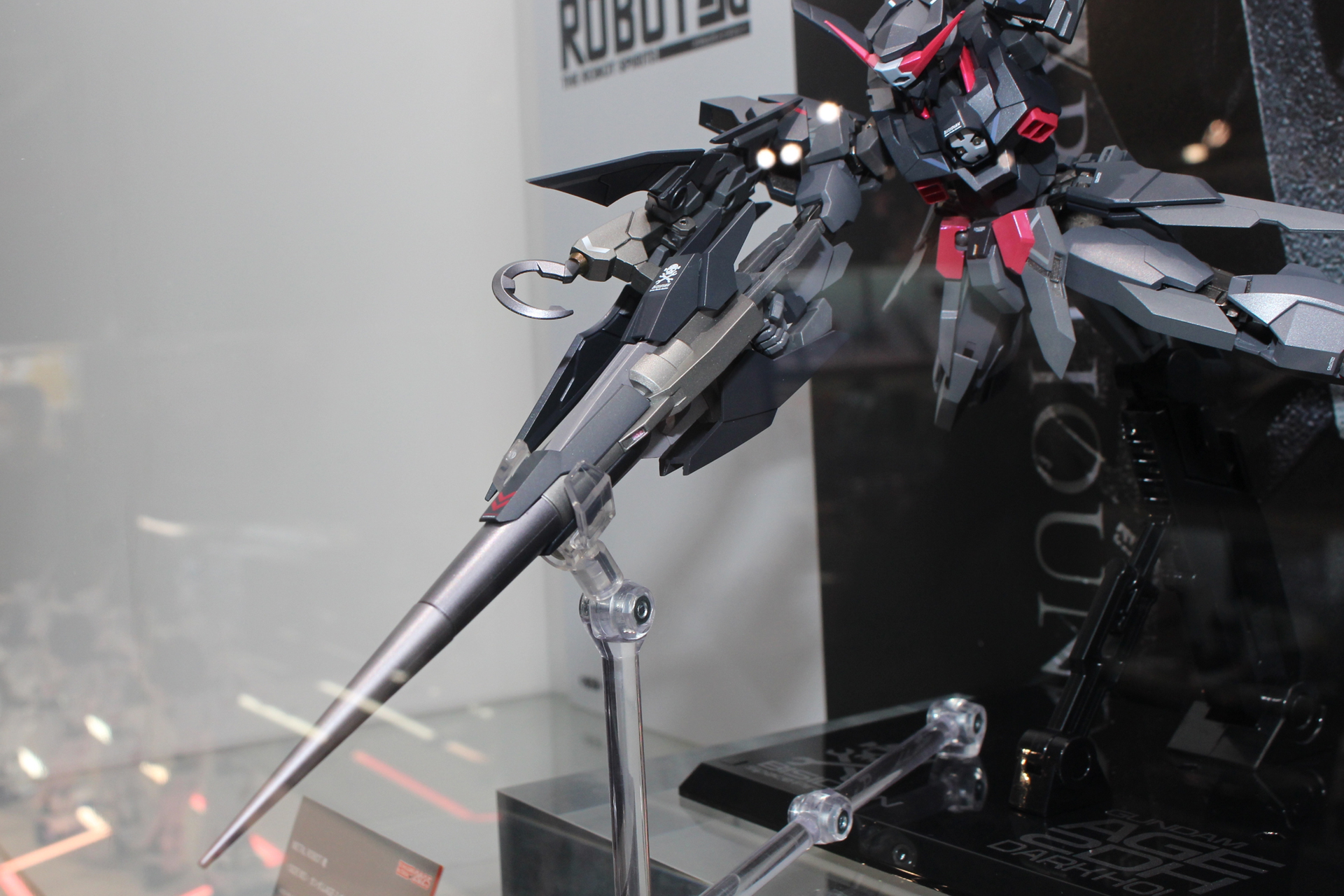 主武器のドッズランサー。その上にはフック状のアンカーショットが見える