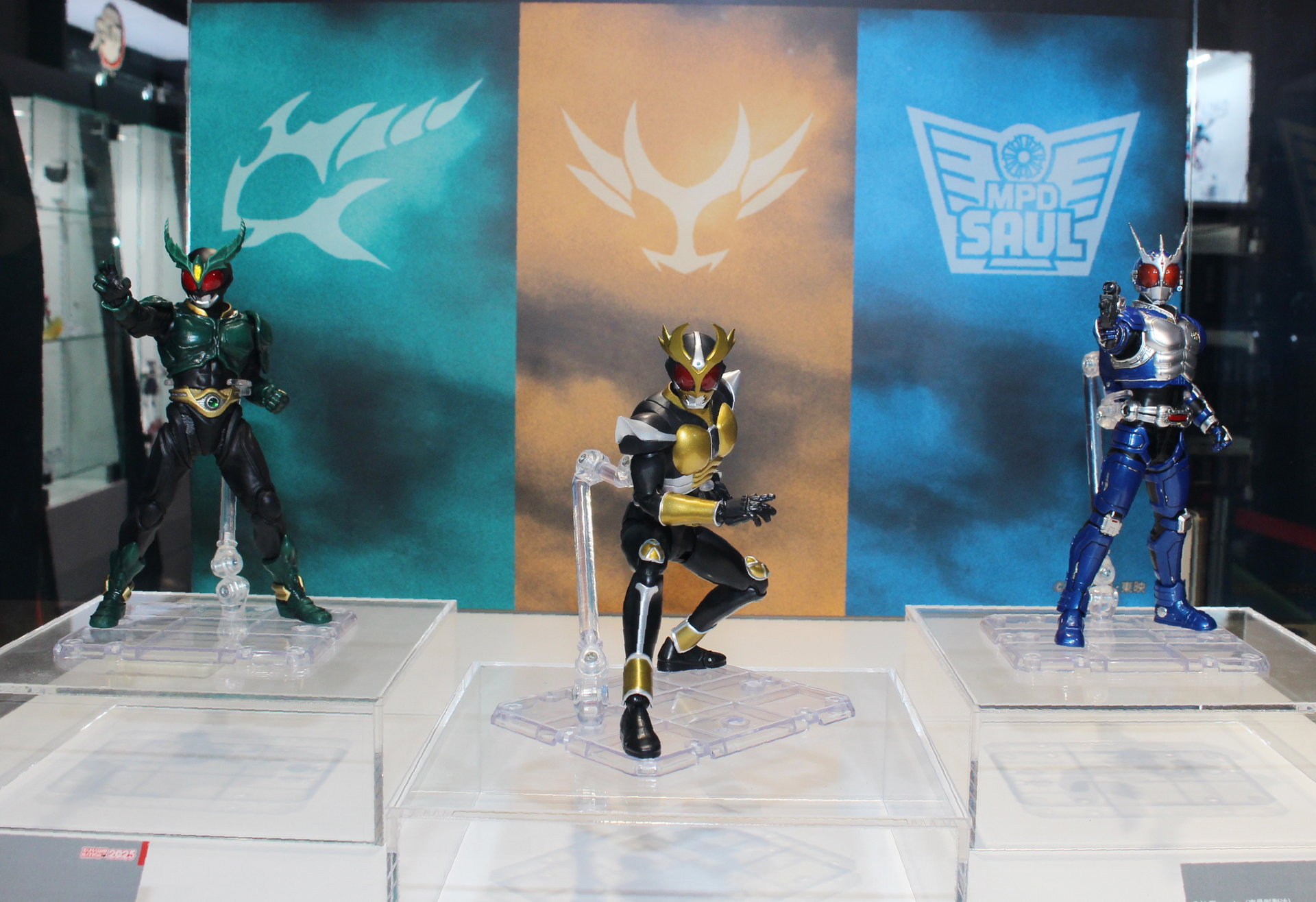 TAMASHII NATIONS STORE TOKYOの「仮面ライダーアギト」展示コーナー。中央は発売中の「S.H.Figuarts（真骨彫製法）仮面ライダーアギト グランドフォーム」