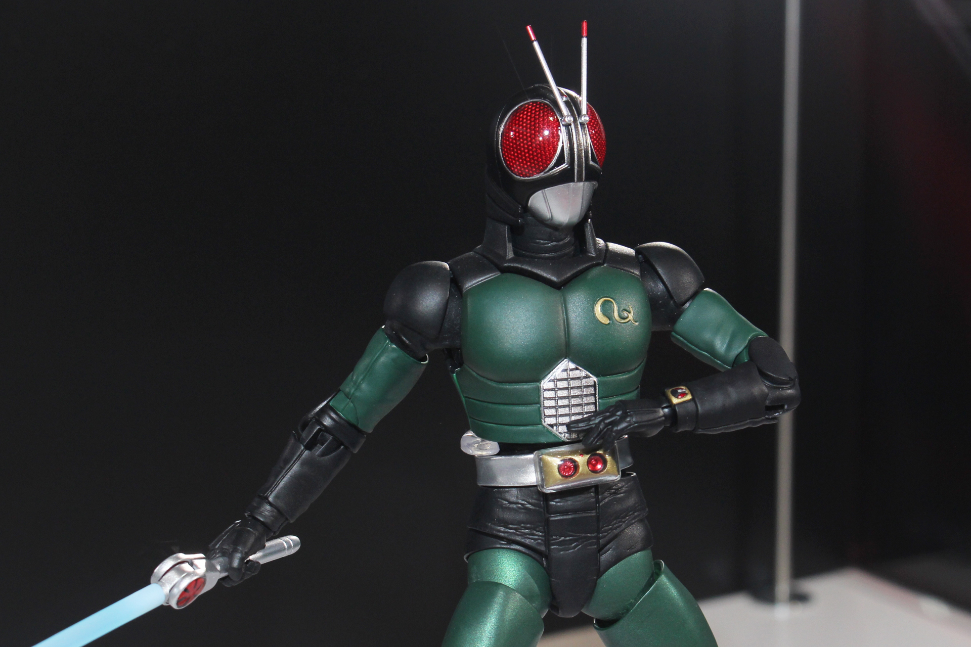 BLACK RXといえばこのポーズ。後ろに爆発エフェクトが欲しくなる