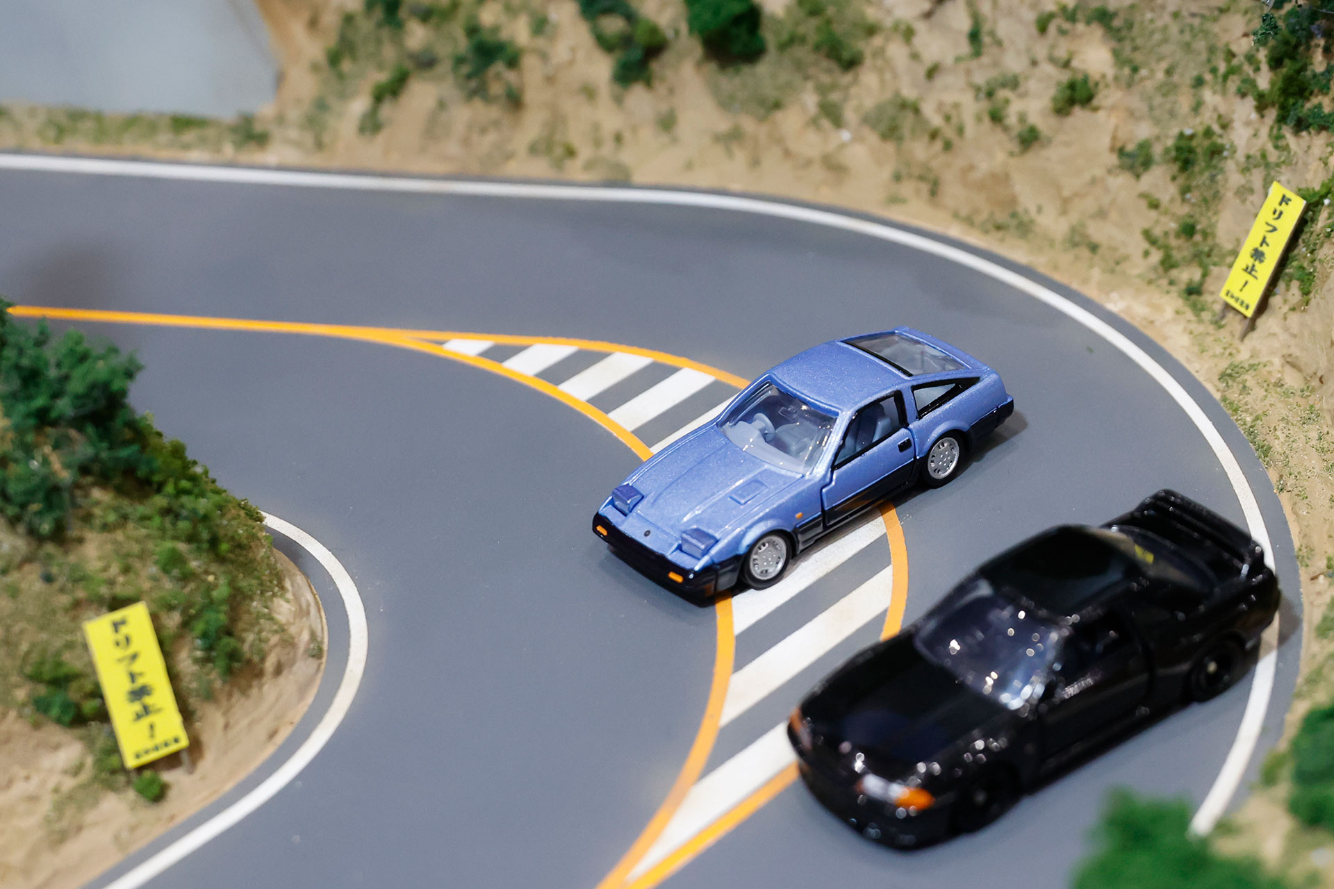 実際にジオラマに「トミカ」を並べて写真を撮るのは楽しい