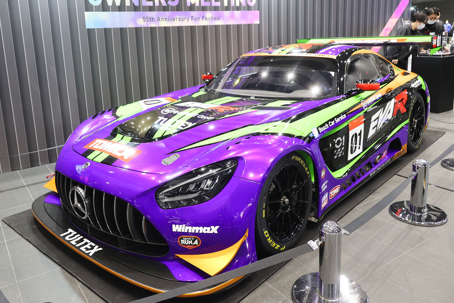 「エヴァンゲリオンレーシング」と「トミカ」コラボの実車も展示