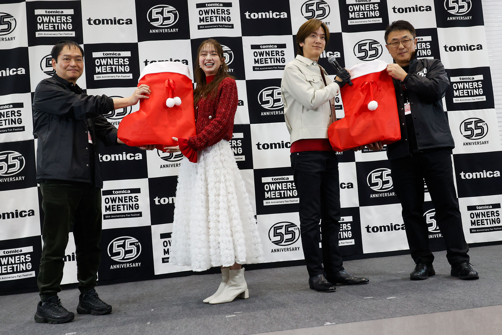 ゲストのふたりにクリスマスプレゼントが贈られた