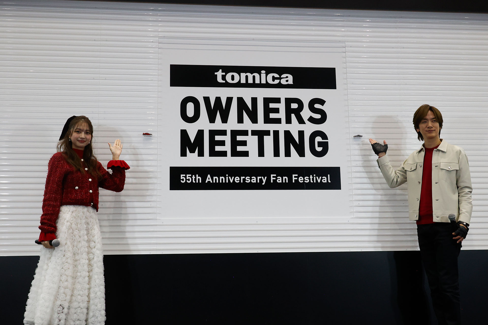 アンベールされた「トミカウォール」にDAIGOさんと佐藤さんが、それぞれ最初の1台と2台目を設置