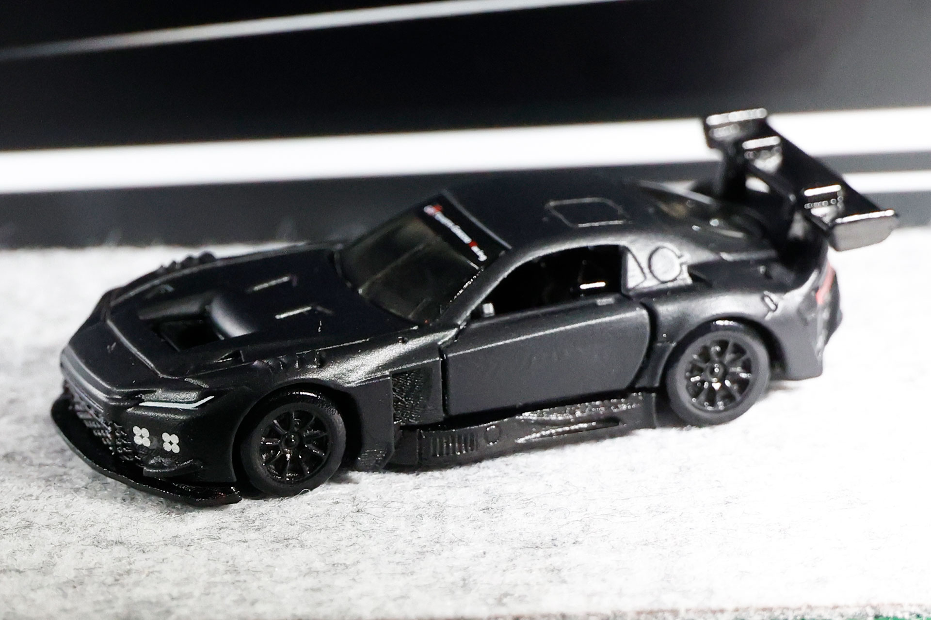 こちらは「トミカプレミアム Racing GR GT3」だ