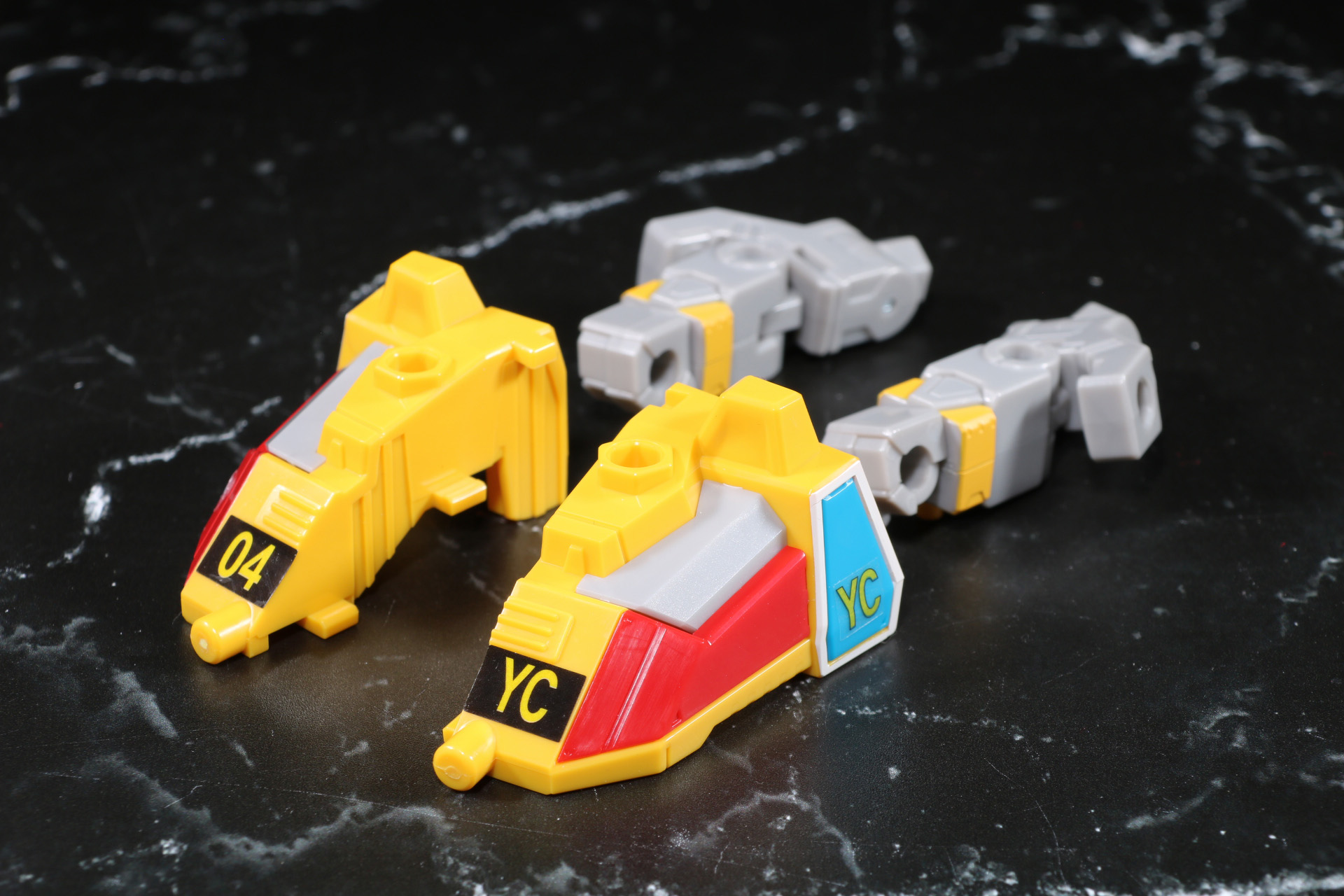 「DMB-02 ブルーブレイバー」同様に腕部と肩アーマーを組み替えてつま先パーツを形成