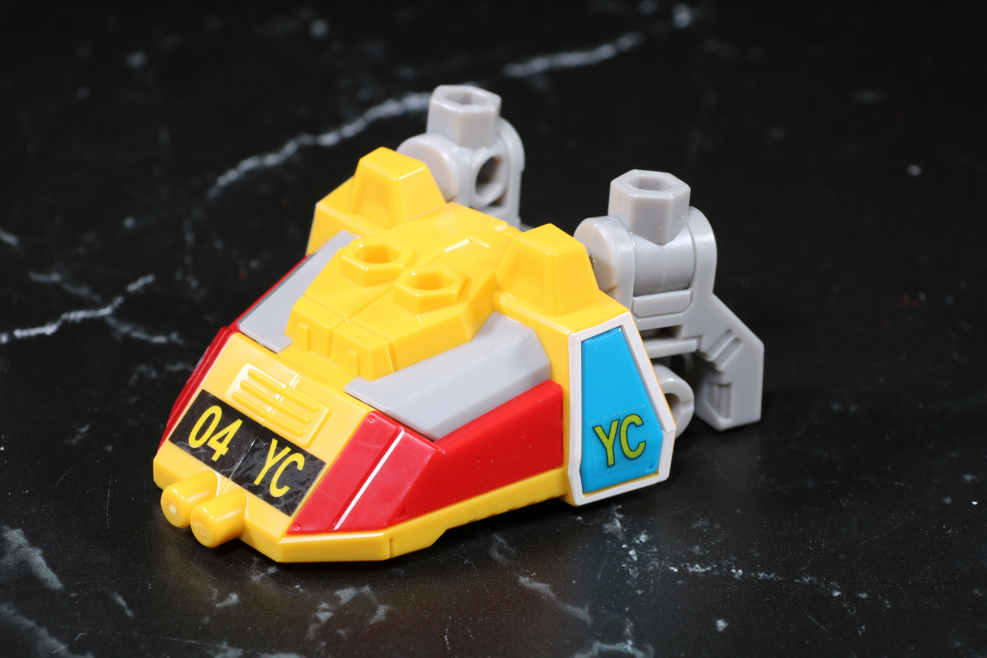 「DMB-02 ブルーブレイバー」同様に腕部と肩アーマーを組み替えてつま先パーツを形成