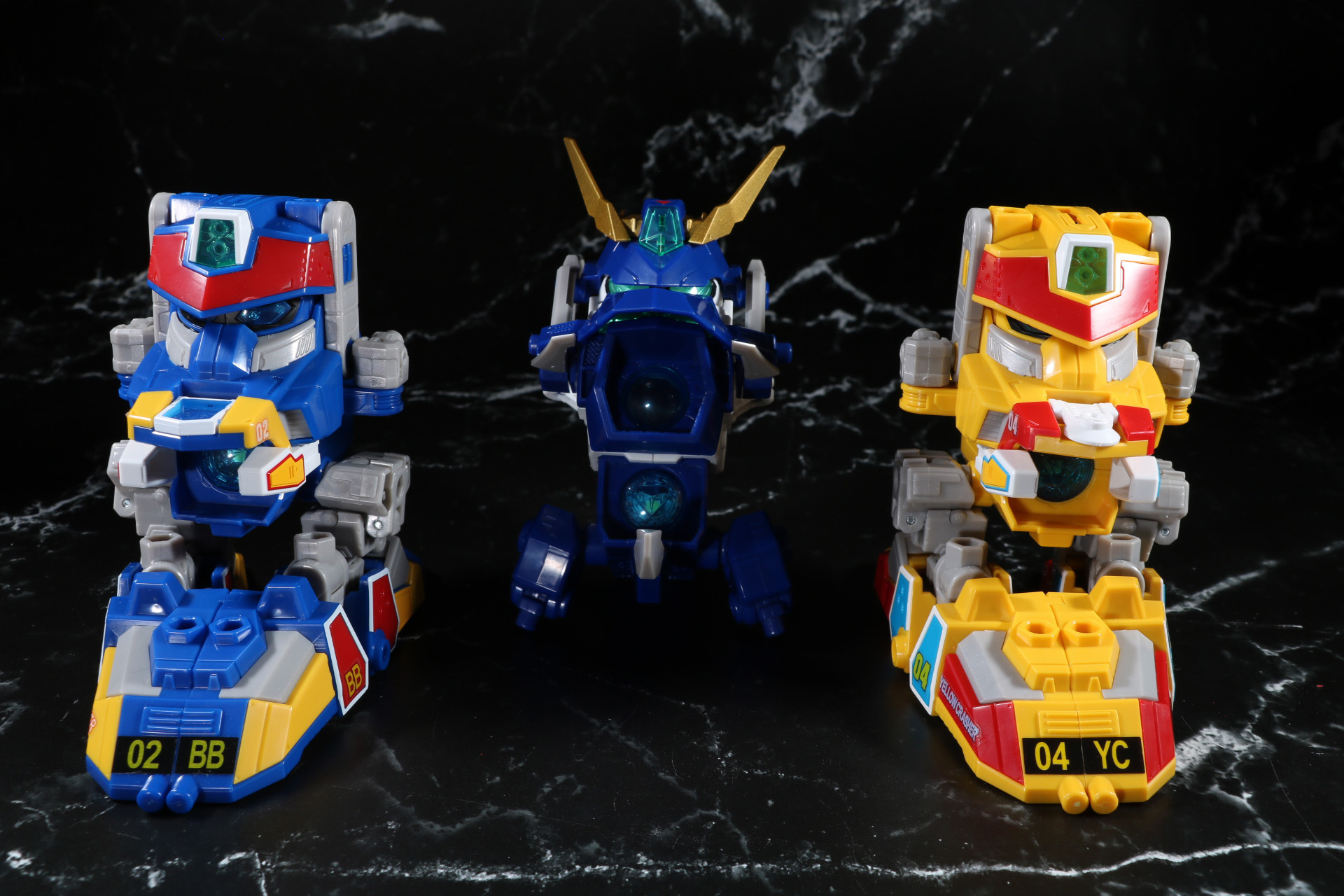 「DMB-01 ホワイトブロス」、「DMB-02 ブルーブレイバー」、「DMB-03 イエロークラッシャー」を合体