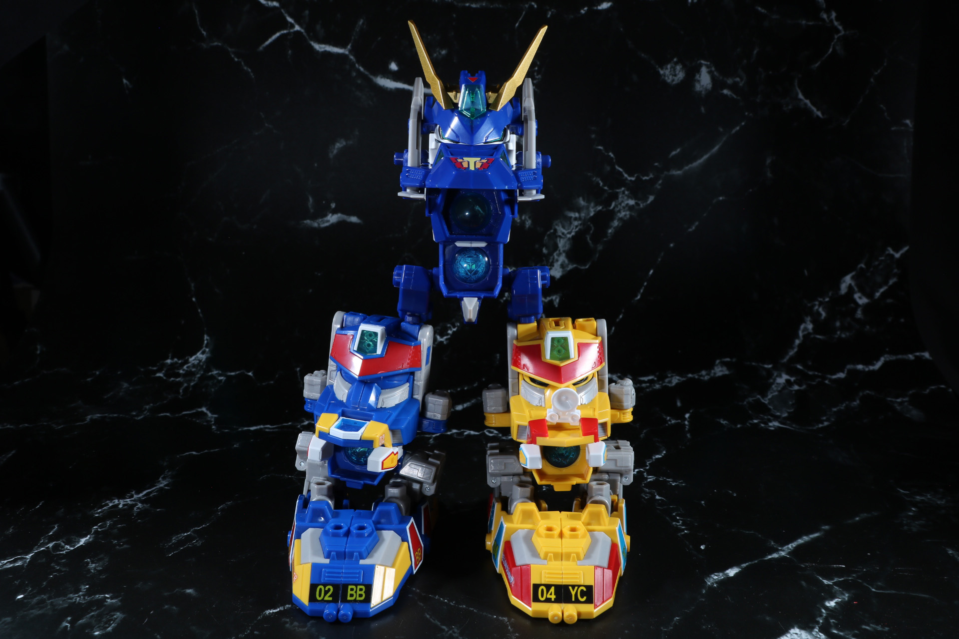 「DMB-01 ホワイトブロス」、「DMB-02 ブルーブレイバー」、「DMB-03 イエロークラッシャー」を合体