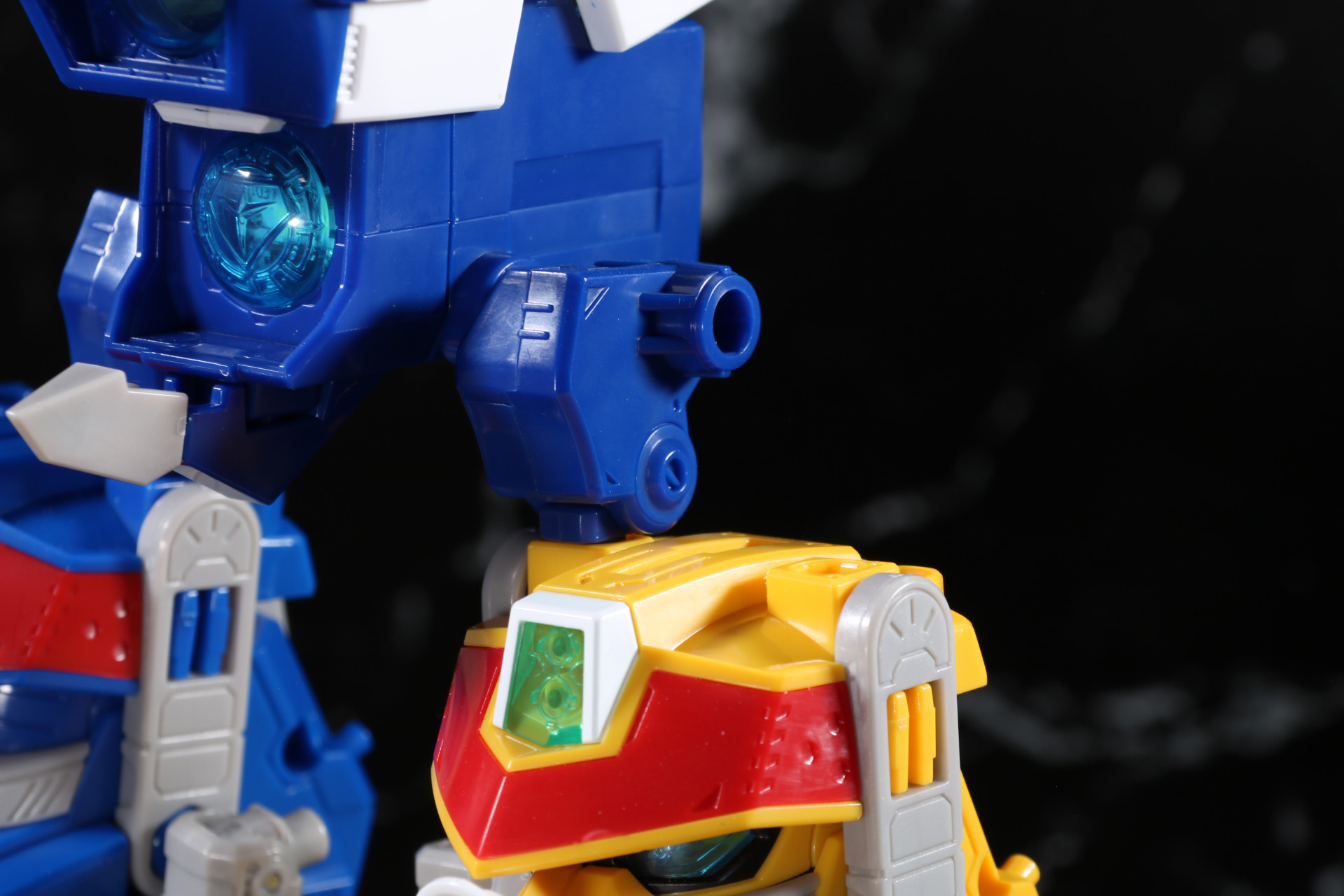 腰部に「ブルーブレイバー」のウイングパーツを取り付け