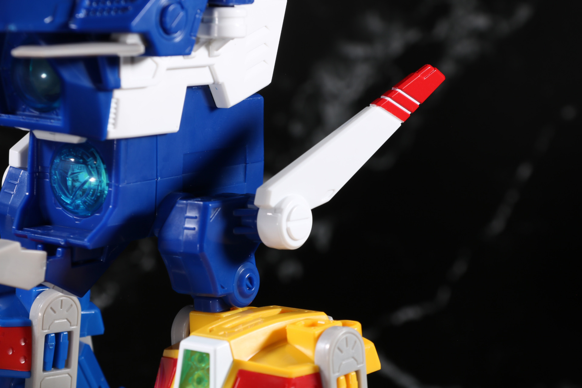 腰部に「ブルーブレイバー」のウイングパーツを取り付け