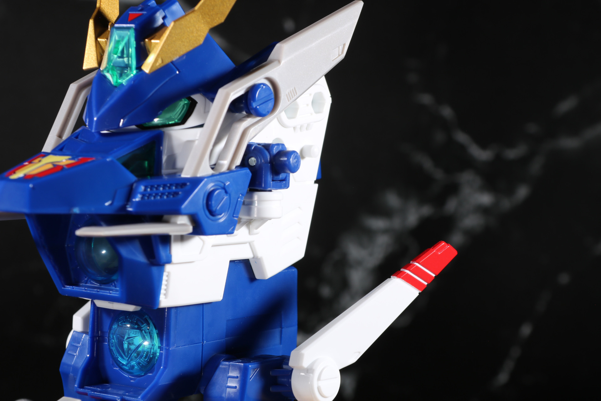 「イエロークラッシャー」のジェットエンジンユニットを挟んで腕部パーツを「ホワイトブロス」本体に接続