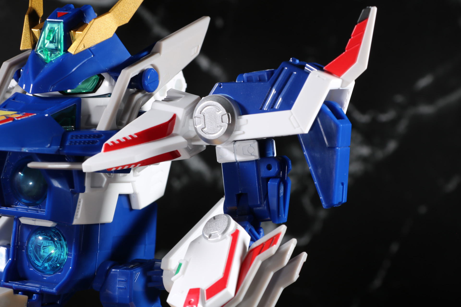 「イエロークラッシャー」のジェットエンジンユニットを挟んで腕部パーツを「ホワイトブロス」本体に接続