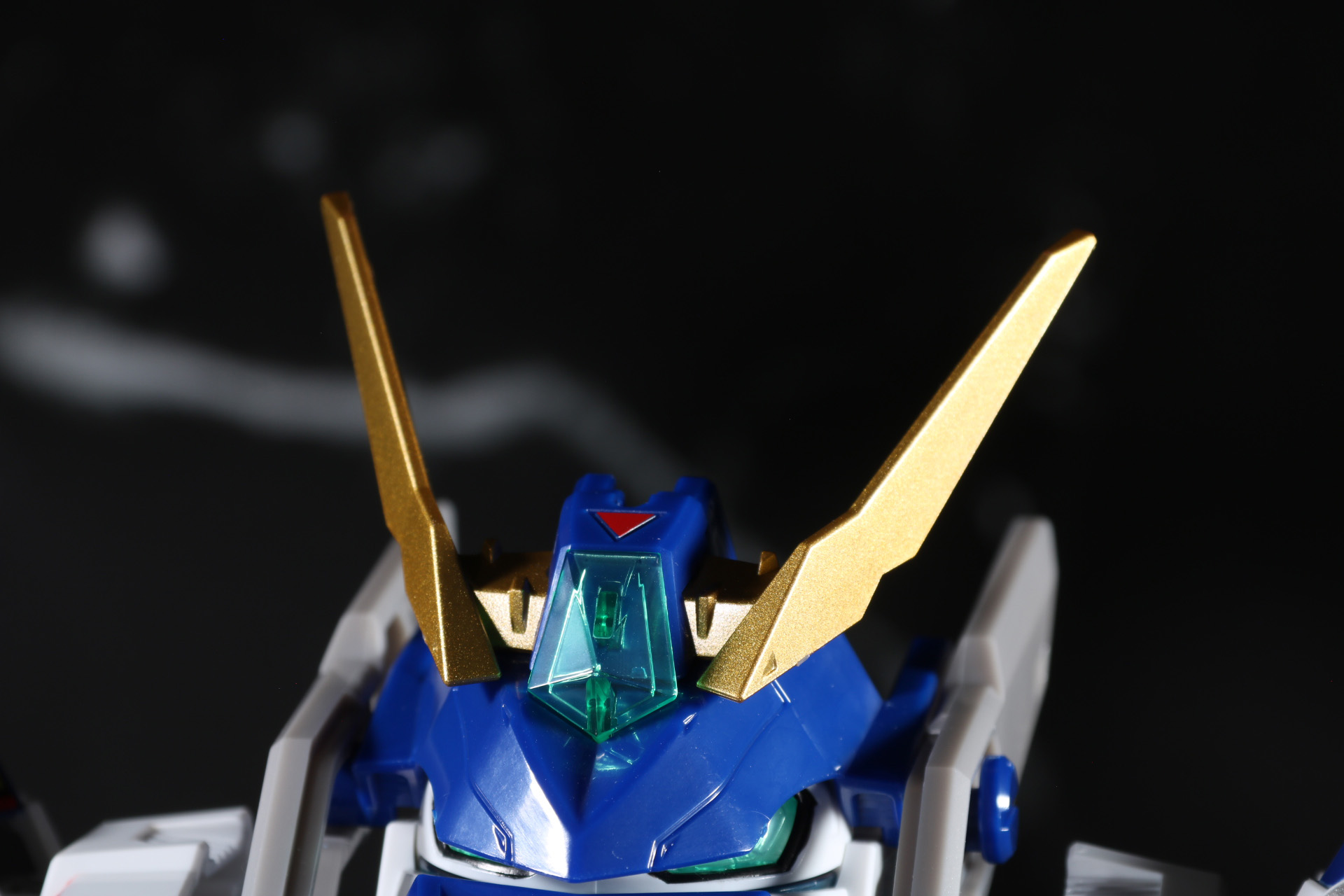 「ブルーブレイバー」、「イエロークラッシャー」のアンテナパーツを合体させ、「ホワイトブロス」につける