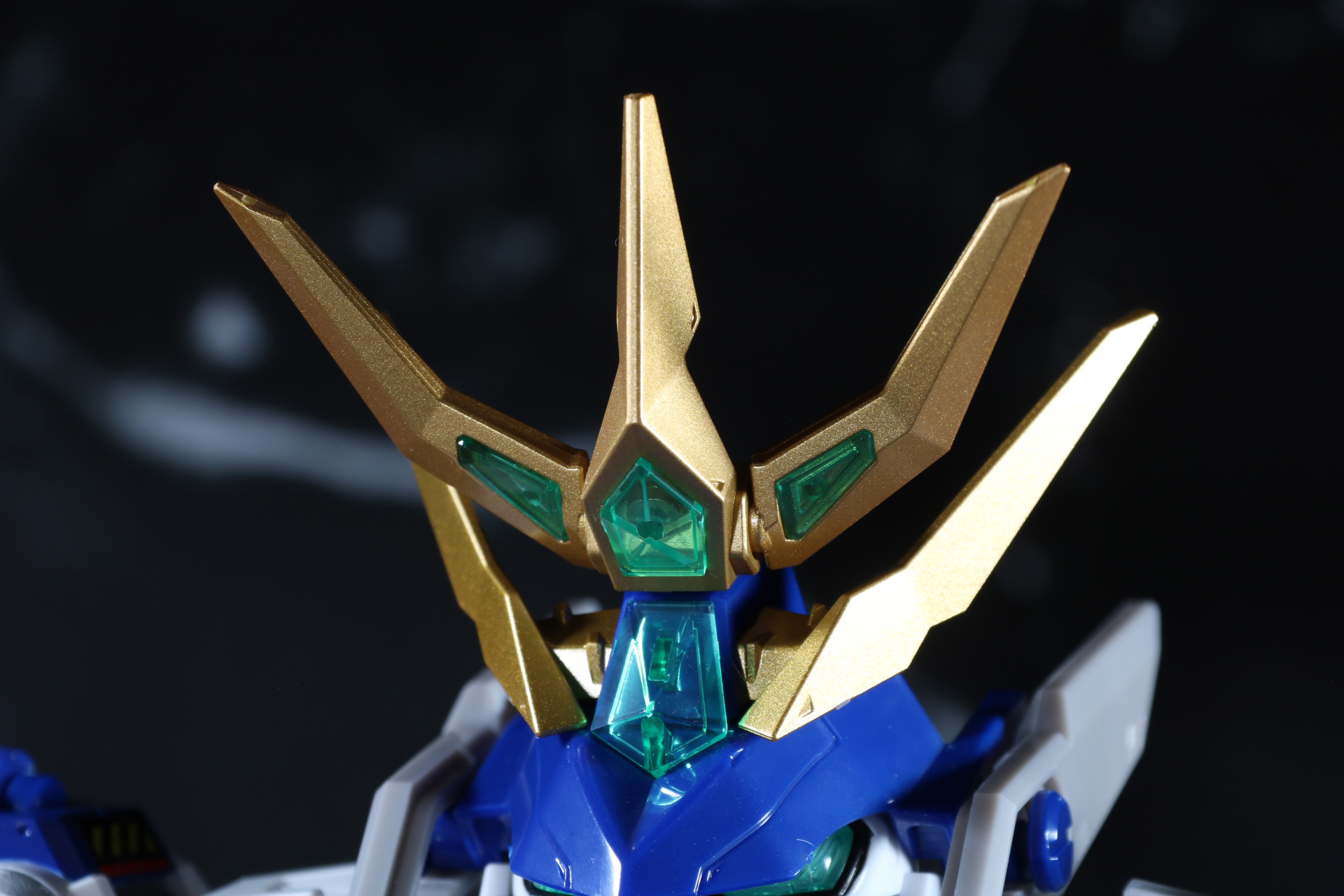 「ブルーブレイバー」、「イエロークラッシャー」のアンテナパーツを合体させ、「ホワイトブロス」につける