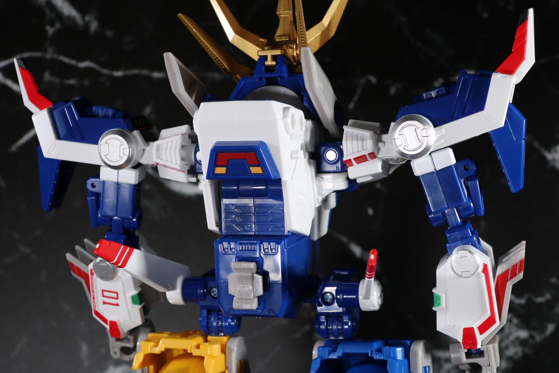 胴体背面ではスライドに連動してシャッターパーツが下りる