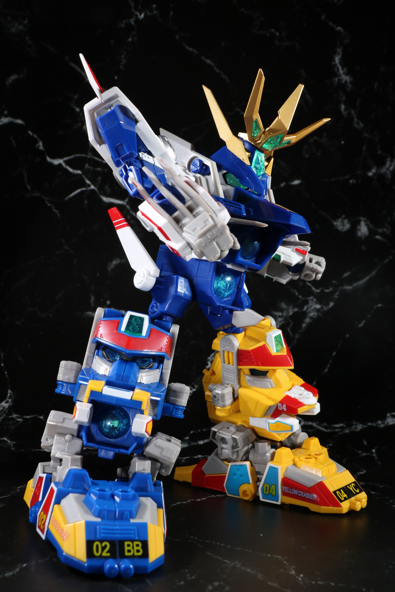 別売りの100円ショップのディスプレイ台座で支えてキックポーズ