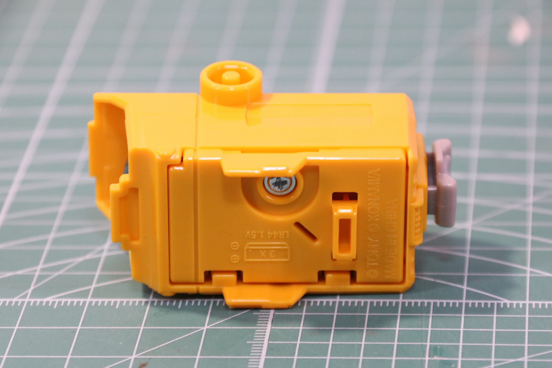 裏面のカバーを外して、ボタン電池を入れる