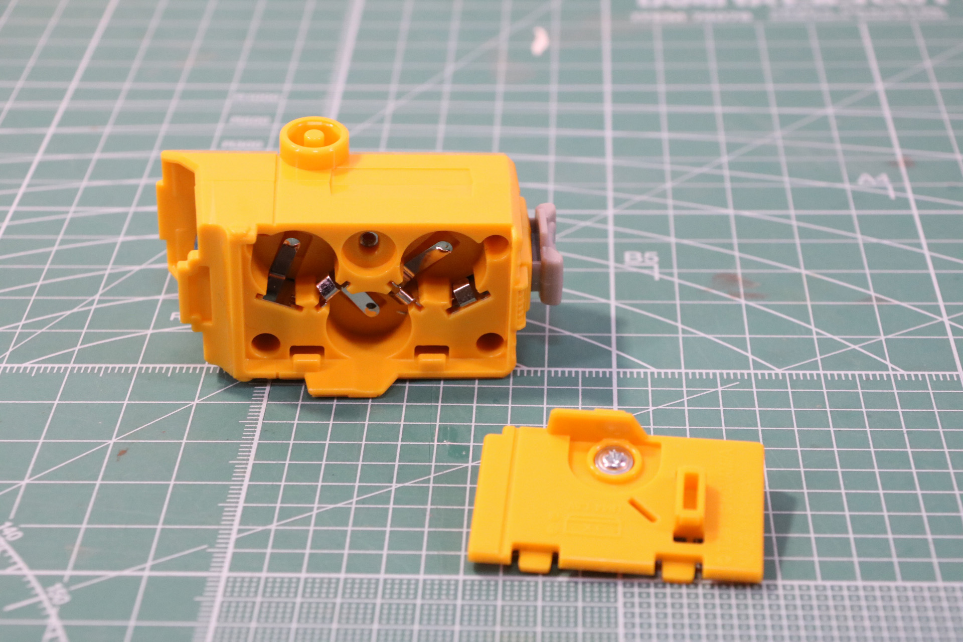 裏面のカバーを外して、ボタン電池を入れる