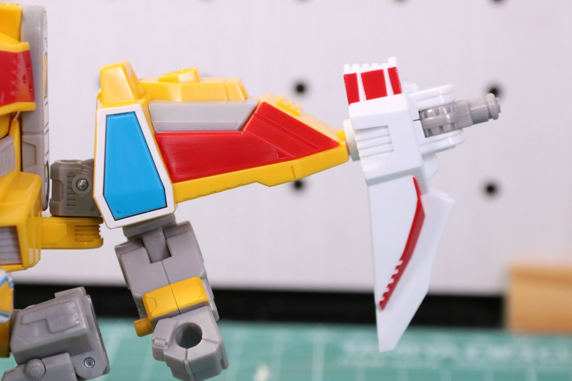 右肩部にはきいろボン機の機体番号「04」と「YELLOW CRASHER」の文字