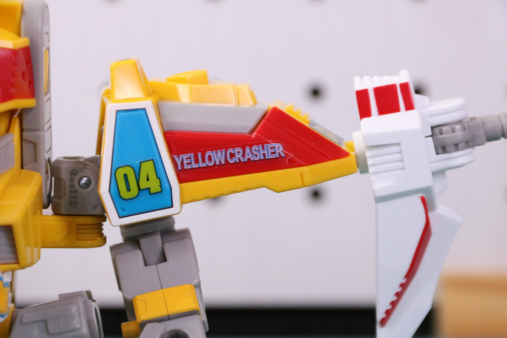 右肩部にはきいろボン機の機体番号「04」と「YELLOW CRASHER」の文字