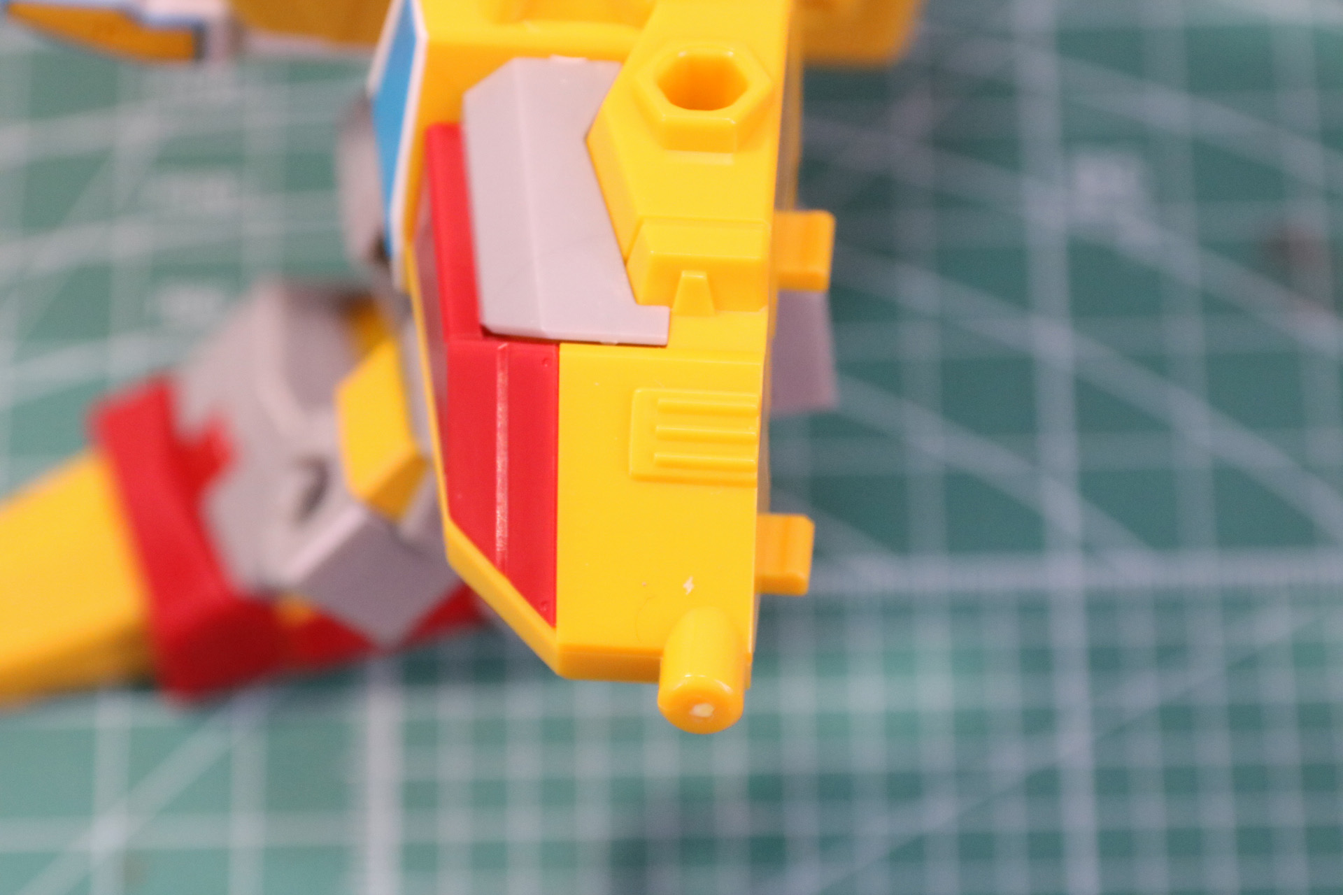 肩部の先端にも機体番号