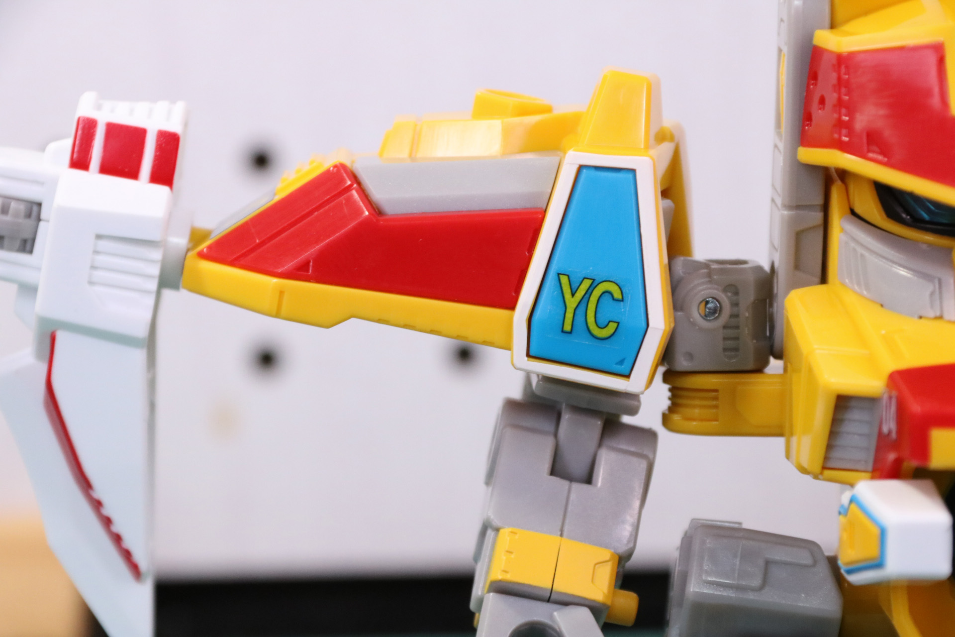 左肩部には「YC」のマーク