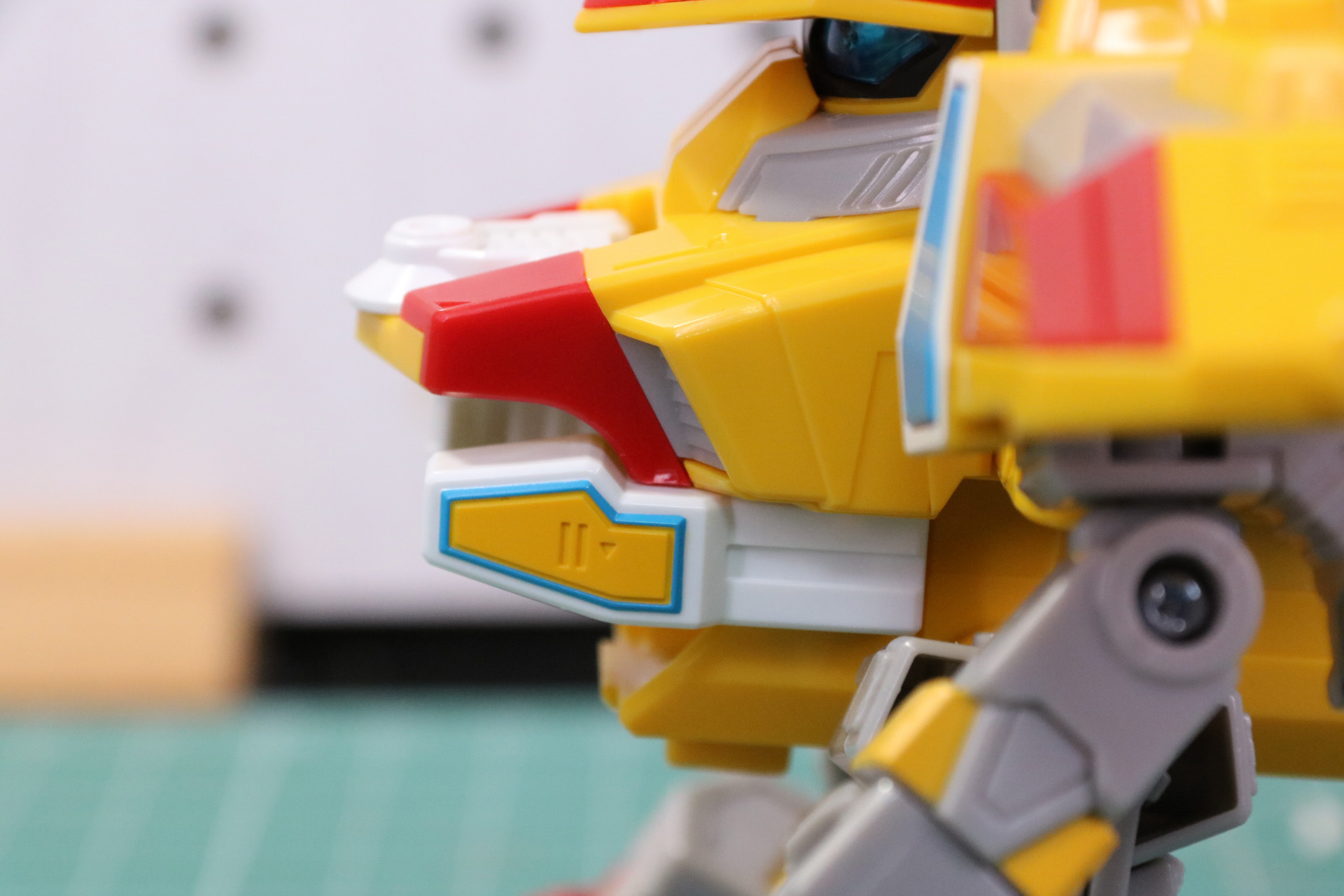 胸部左右にも機体番号のシール