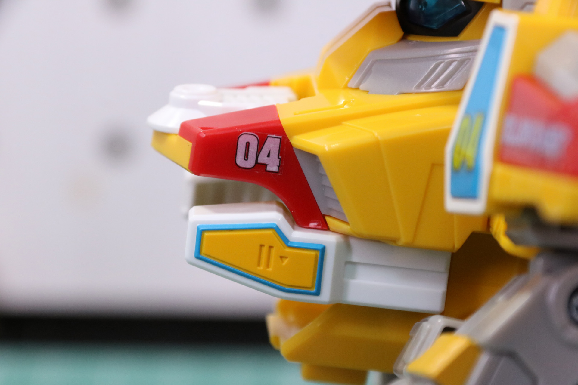 胸部左右にも機体番号のシール