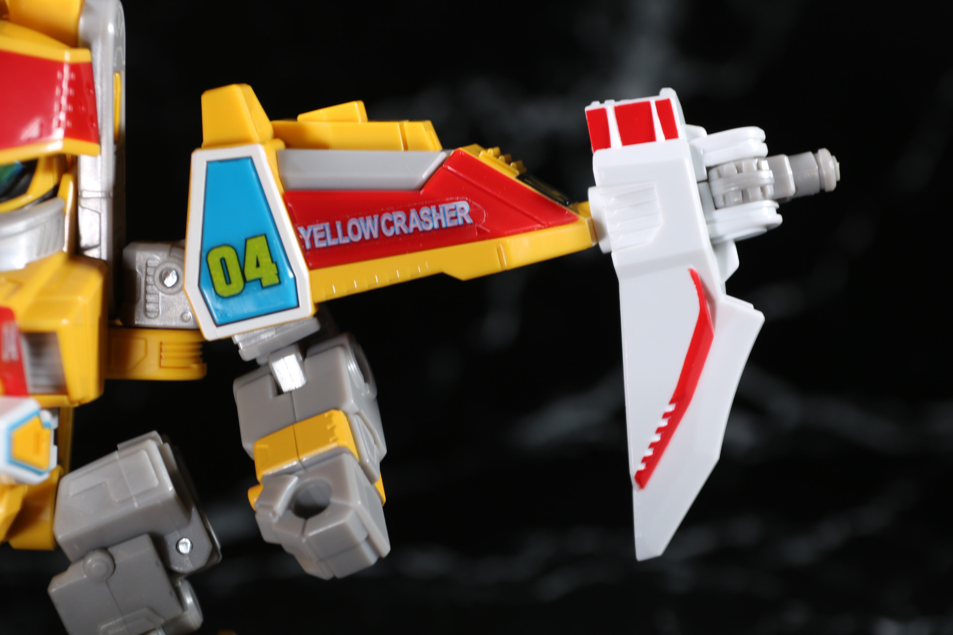 迫力ある肩部アーマー