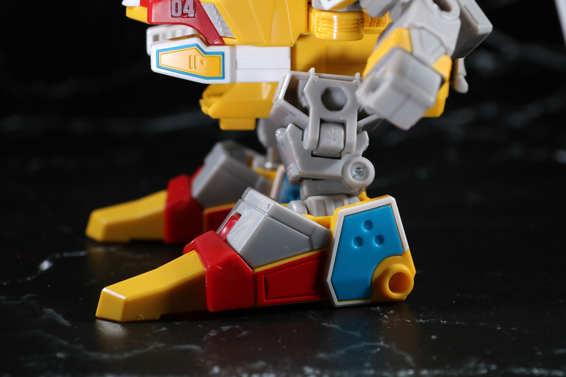 脚部も大きめのサイズ感や成型色に色分けされている